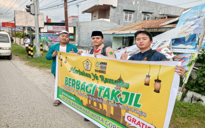 Kolaborasi Organisasi Santri MA Alkhairaat Kota Gorontalo Saat Berbagi Takjil di Bulan Ramadhan